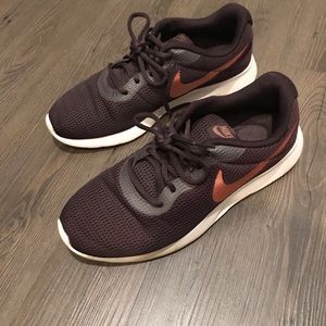 Women’s Nike tennis shoes